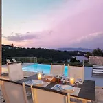 Akoni Villa *