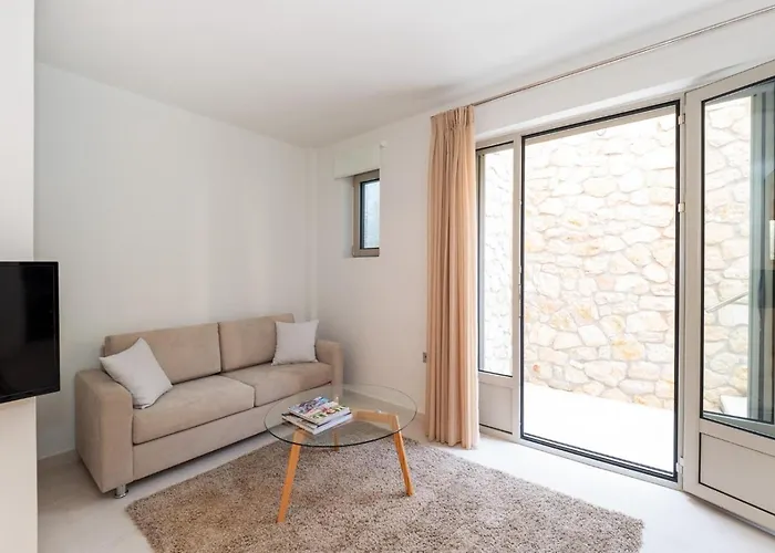 Akoni Κατομέρι